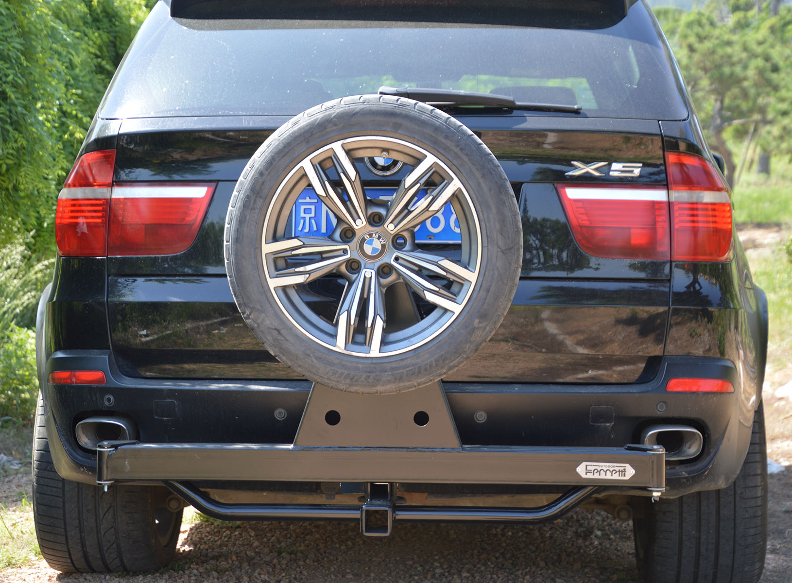 universally Offroad Hitchgate Offset spare tire carrier