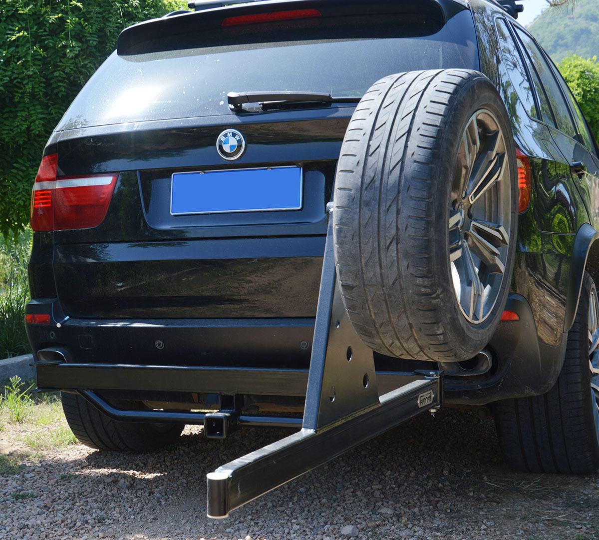 universally Offroad Hitchgate Offset spare tire carrier