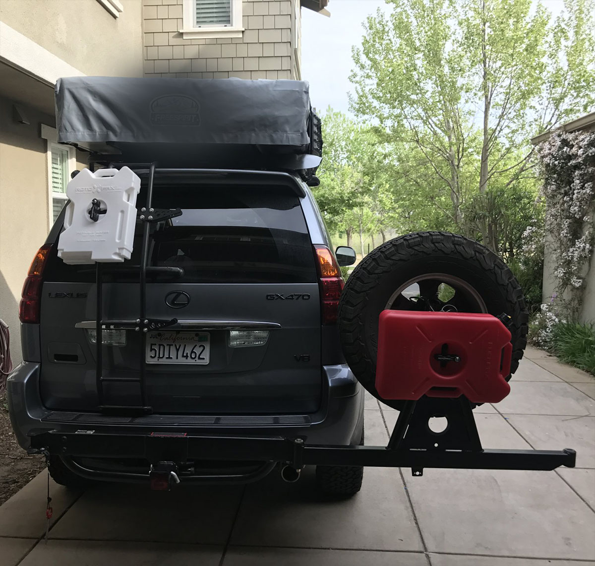 universally Offroad Hitchgate Offset spare tire carrier