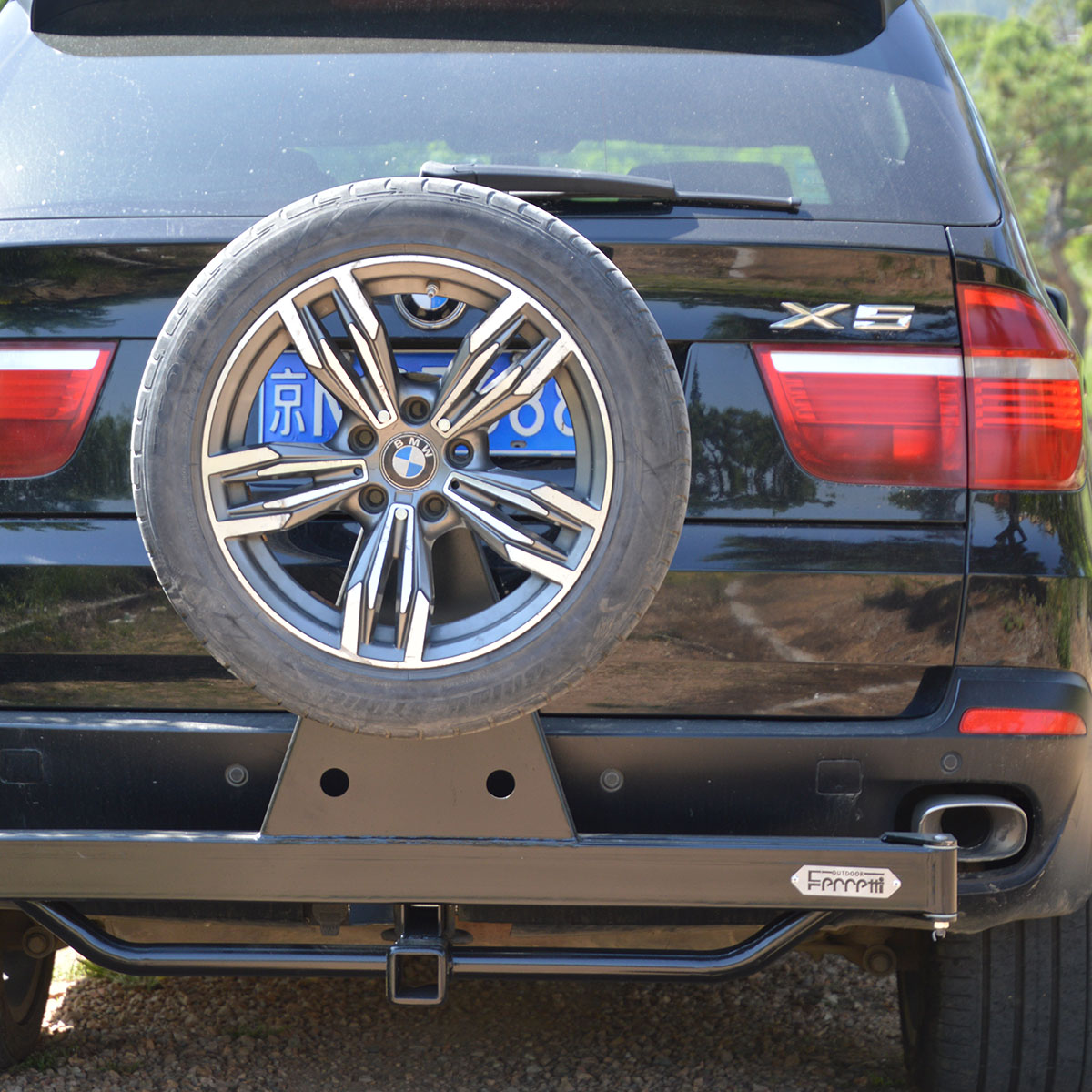 universally Offroad Hitchgate Offset spare tire carrier